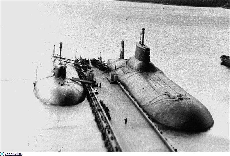 Для сравенения - атомные подводные ракетоносцы 949 проекта (слева - типа КУРСК) и 941 проекта (типа ДМИТРИЙ ДОНСКОЙ)