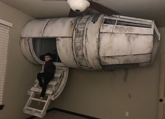 Папа сделал для сына необыкновенную кровать в стиле "Звездных войн"