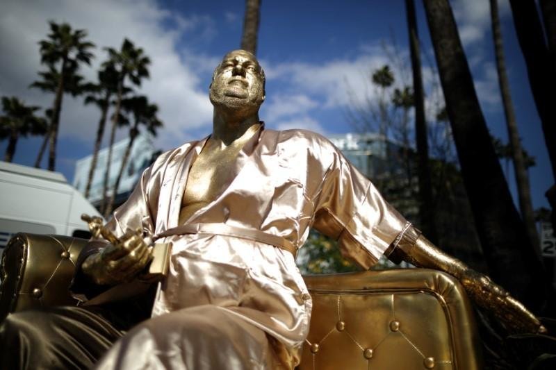 В Голливуде появился золотой Харви Вайнштейн на "кушетке для кастинга"