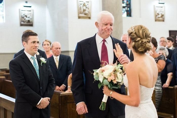 Невесту к алтарю повел мужчина, получивший сердце ее погибшего отца