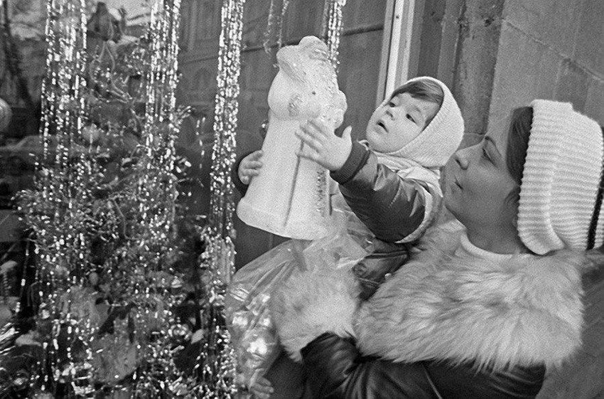 Мама с дочкой выбирают игрушку — Деда Мороза. СССР. 1981 год