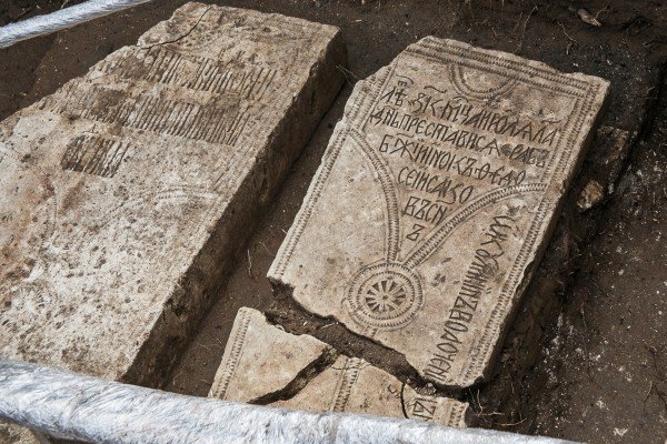 В районе обнаружения старинных надгробных плит начались перебои с электричеством