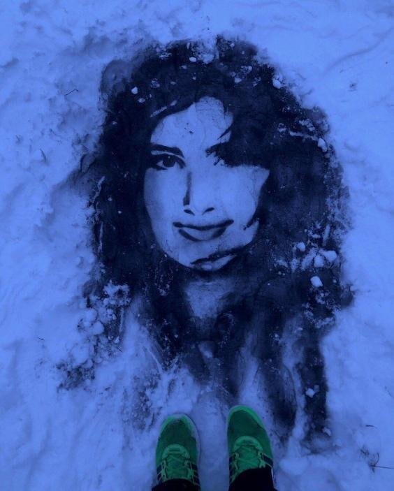 Художник прямо на снегу создал портреты известных людей