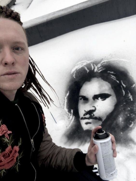 Художник прямо на снегу создал портреты известных людей