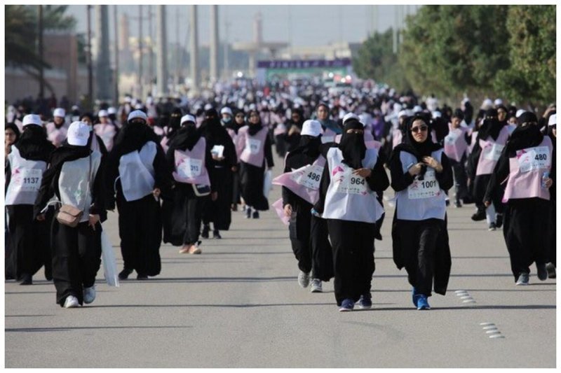Фееричное зрелище: в Саудовской Аравии состоялся первый в стране марафон
