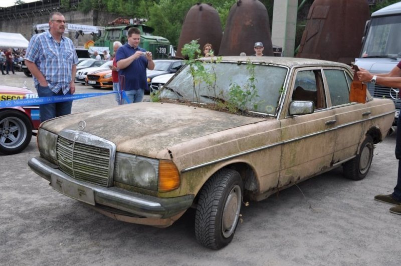 Заброшенный Mercedes-Benz W123 на автофестивале