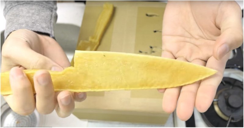 Японец сделал 2 острых ножа из макарон, а затем сварил и съел их