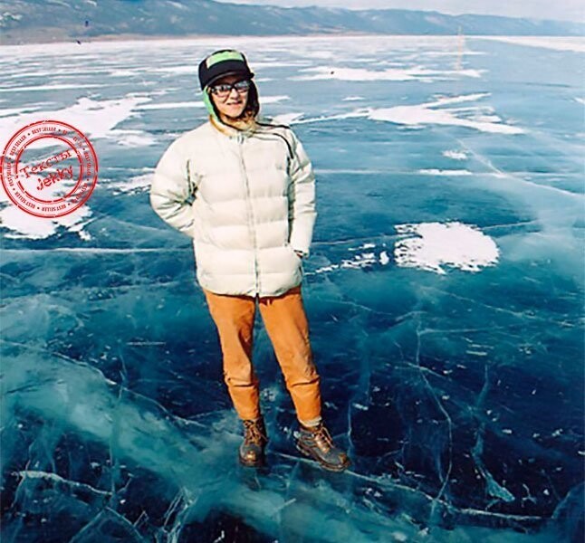 Зимний Байкал - это голубой лед в марте