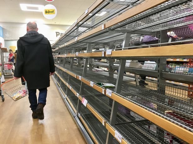 Хлебные полки в супермаркете Sainsbury's. Бристоль, 3 марта