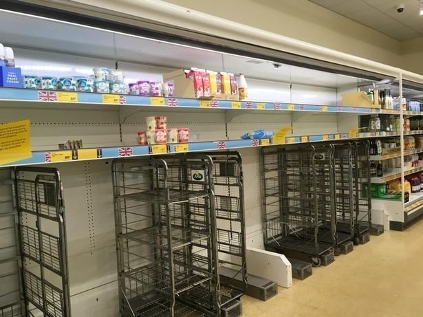Пустые полки в супермаркете Aldi в Солфорде