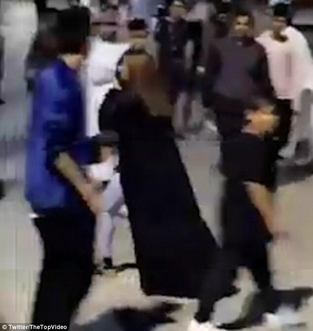 Видео: саудовская "чудо-женщина" избила обидчиков палкой