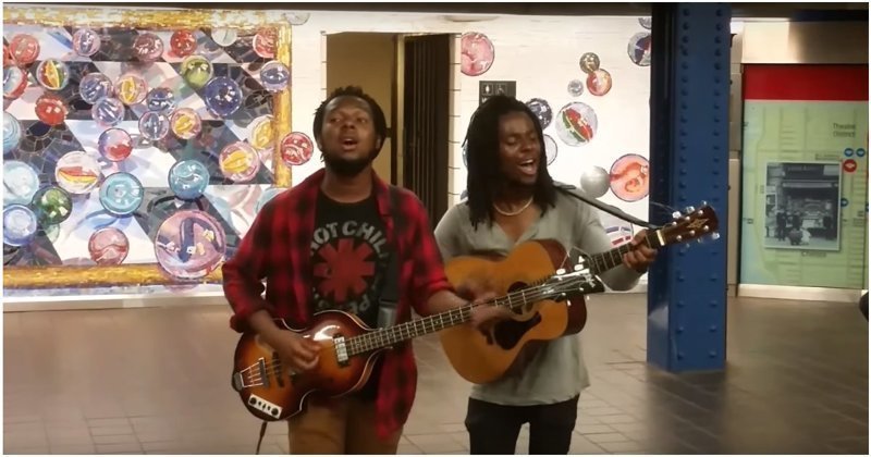 Талантливые уличные музыканты поют песни «The Beatles» в метро Нью-Йорка