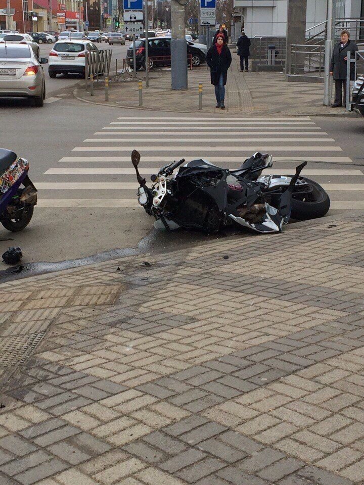Авария дня. Мотоциклист погиб после столкновения с Мерседесом в Краснодаре