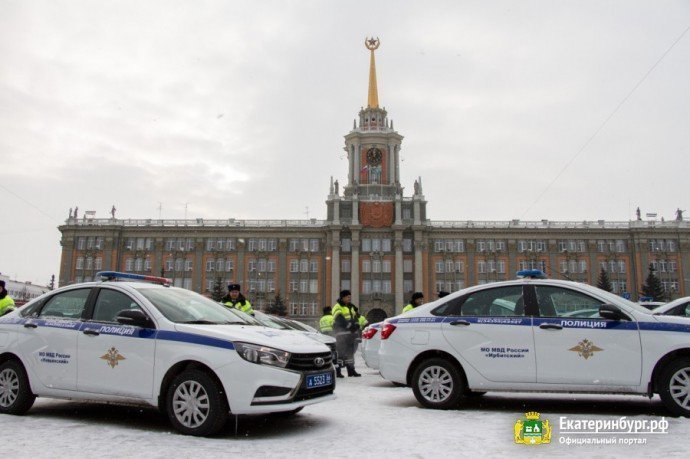 Фоторепортаж. Вручение ключей от новых автомобилей сотрудникам ГИБДД