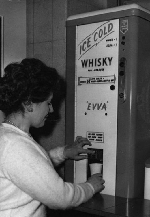Автомат по разливу виски с возможностью разбавить его содовой.