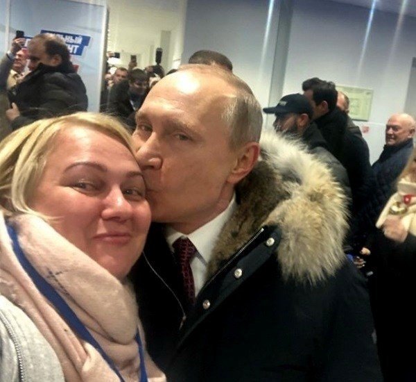 Блондинка, которую Путин поцеловал в "Лужниках"