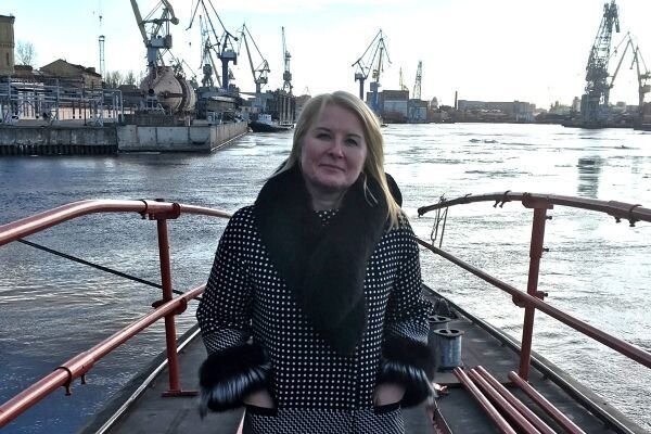 Блондинка, которую Путин поцеловал в "Лужниках"