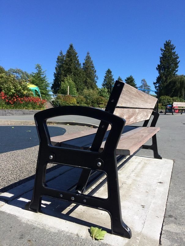 Спинку этой парковой скамейки можно передвинуть, чтобы сесть лицом в другую сторону