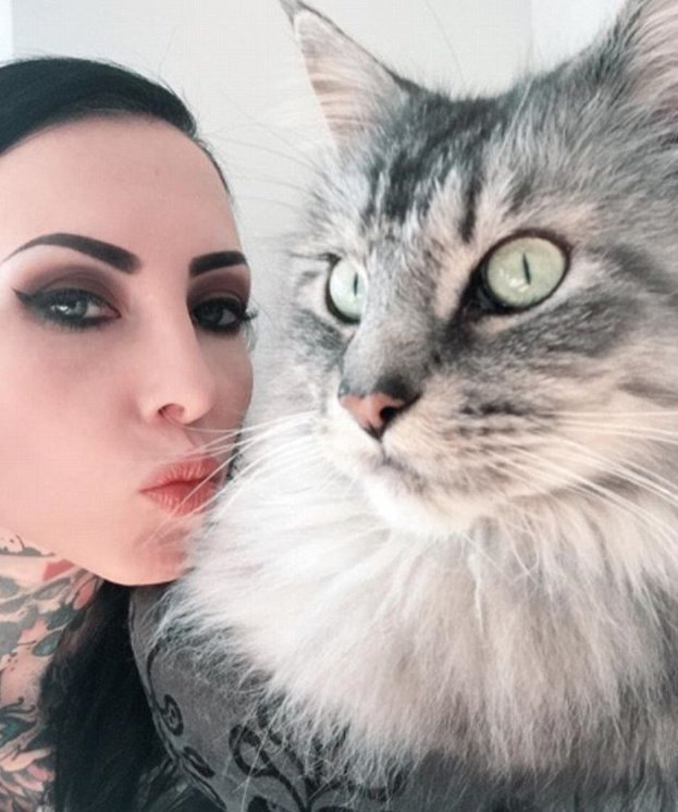 Женщина вытатуировала на теле портрет своего кота его собственной шерстью