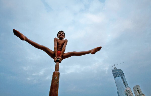 Невероятная акробатика йогов, которой в Индии учат с детства