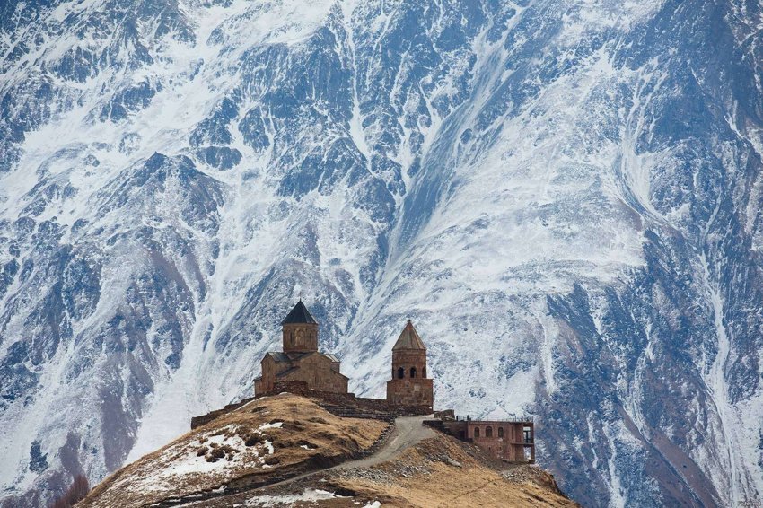 Церковь в Грузии на фоне гор