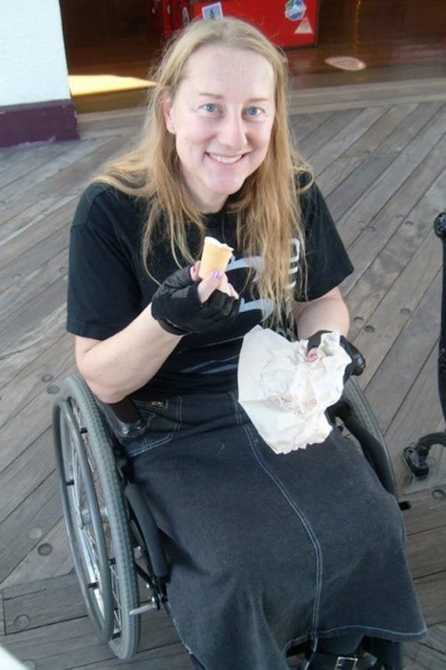 Здоровая британка призналась, что с детства мечтает быть прикованной к инвалидному креслу