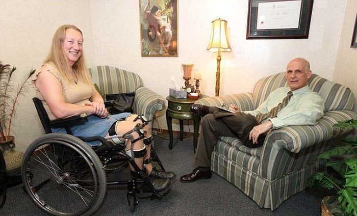 Здоровая британка призналась, что с детства мечтает быть прикованной к инвалидному креслу