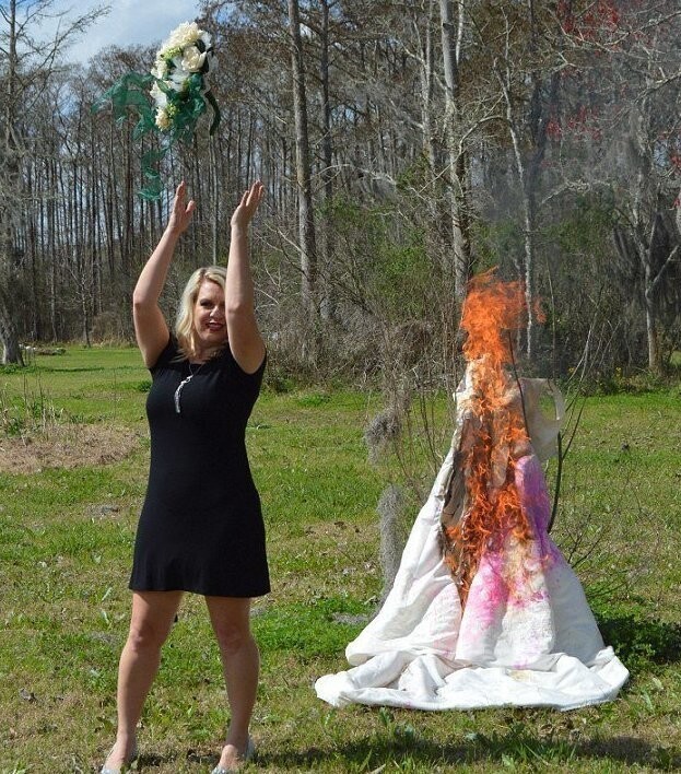 Женщина сожгла свадебное платье, чтобы отпразновать развод