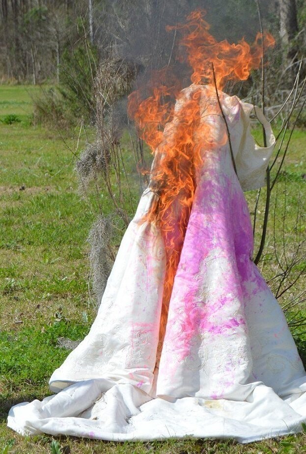 Женщина сожгла свадебное платье, чтобы отпразновать развод