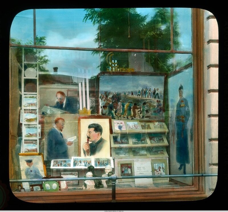 Витрина магазина с портретами Ленина и Сталина