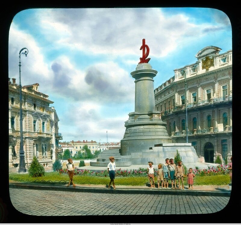 Коммунистический монумент с молотом и серпом, Екатерининская площадь. Памятник Екатерине снесли, памятник Потемкинцам еще не установили