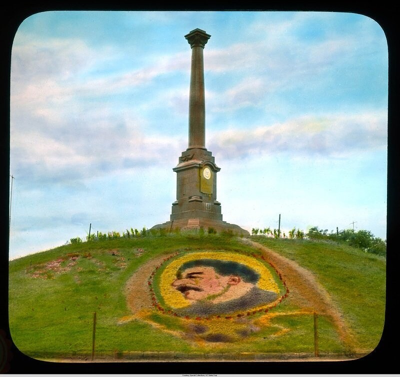 Монумент в парке Шевченко (бывшем Александровским) с портретом Сталина в цветах