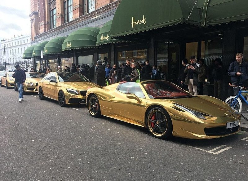 Четыре золотых суперкара на парковке универмага Harrods на Бромптон-Роуд, Лондон, тут же привлекли внимание прохожих