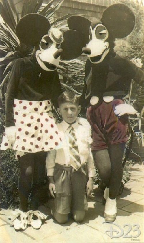 17. Страшно? Так выглядели первые Минни и Микки Маус. Парк Дисней, 1939 год.