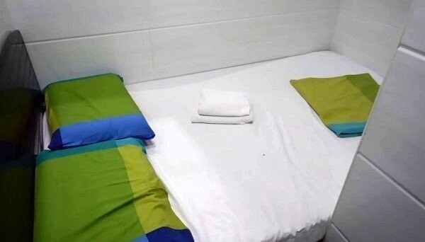Блогер отыскал самый маленький гостиничный номер в мире. В нём помещается только кровать