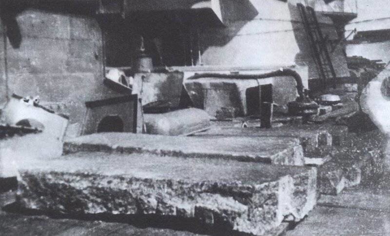 Бетонные плиты, снятые с кронштадтских набережных, были уложены на палубе «Петропавловска» в качестве дополнительной защиты от огня немецких крупнокалиберных батарей