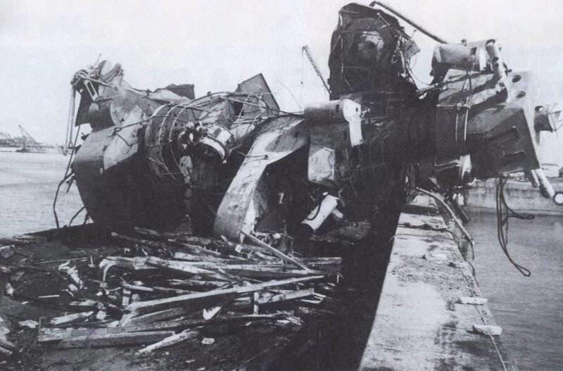 Часть фок-мачты линкора, отброшенная от корабля силой взрыва на несколько десятков метров. Она была поднята и помещена на стенку кронштадтской гавани