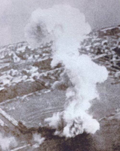 Взрыв «Марата» в Кронштадте 23 сентября 1941 г. Столб дыма поднялся на высоту около километра. Снимок сделан с немецкого самолёта