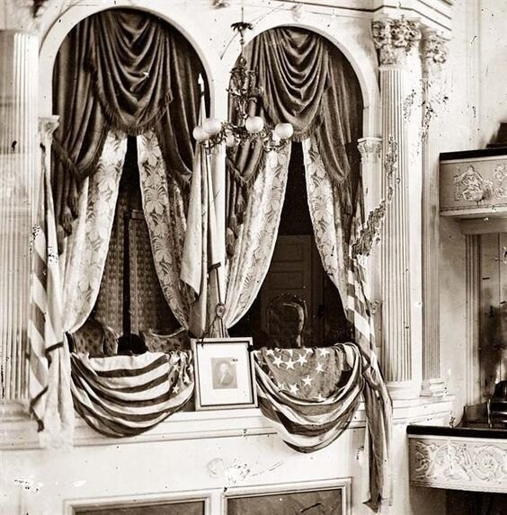 3. Авраам Линкольн любил театр. У него была своя ложа и специальное кресло-качалка. Именно оно и хранит последние секунды жизни политика