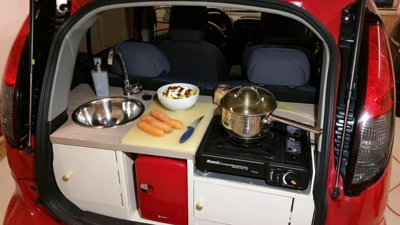 Багажник крохотного Peugeot превратили в кухню для отдыха на природе