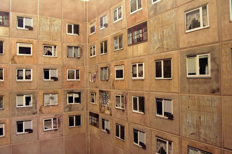 «Туалет для архитекторов»: стена старого туалета, украшенная фотографиями из окна