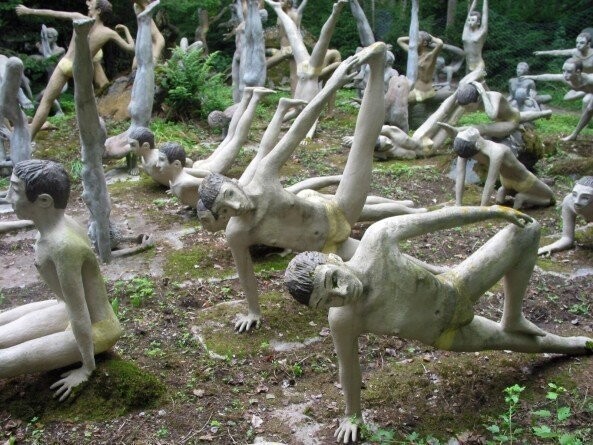 Таинственный лес потусторонних скульптур