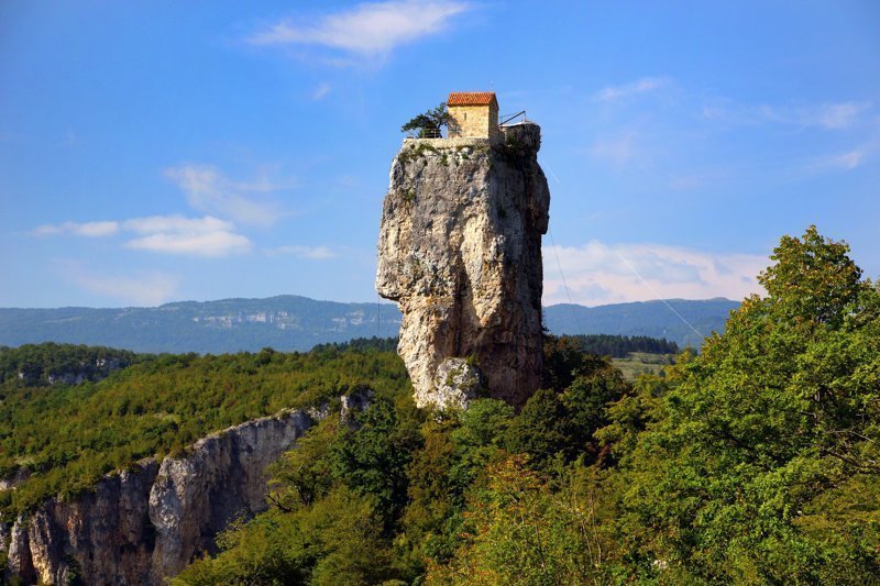 Столп Кацхи: удивительная церковь на неприступной скале в Грузии