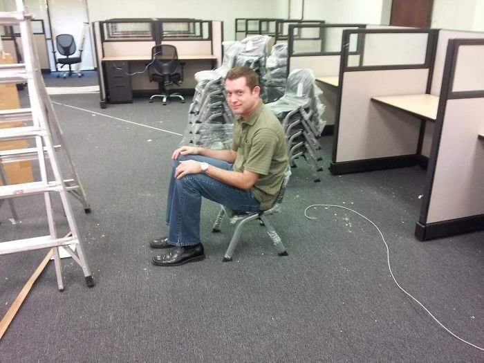 17. "Мой босс заказал стулья для офиса в интернете. Ожидания не совпали с реальностью"
