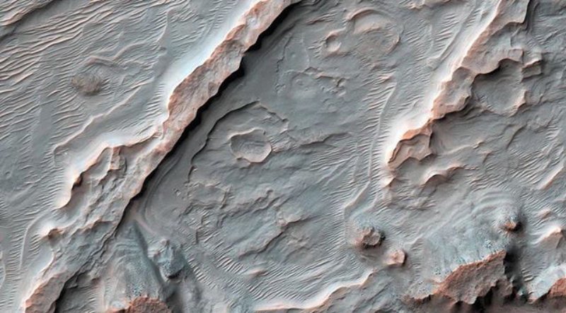 NASA опубликовало в Инстаграме снимок следов марсианских рек. Фотографии сделаны в рамках миссии Mars Reconnaissance Orbiter (MRO).