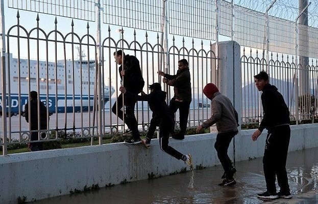 Греция отбивается от беженцев
