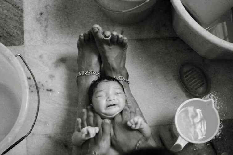 В Гватемале новорожденного окунают в ледяную воду. малыш кричит от боли, но почти сразу после процедуры засыпает. Это, по мнению, мам и акушерок-повитух спасает ребенка от болезней и жары