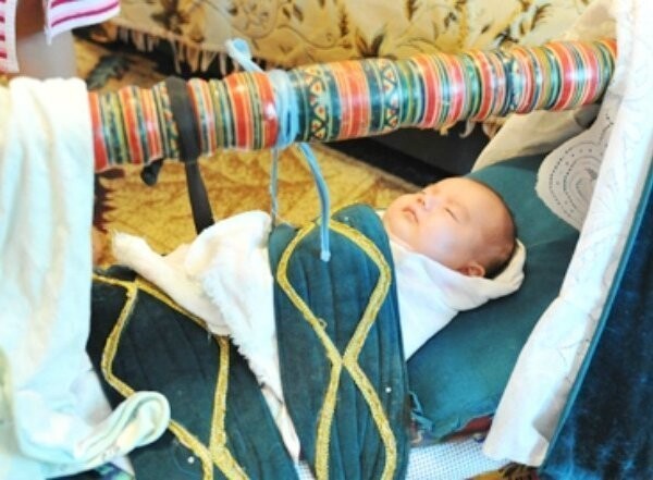 Жуткие, необычные и странные обычаи пеленания и ношения новорожденных