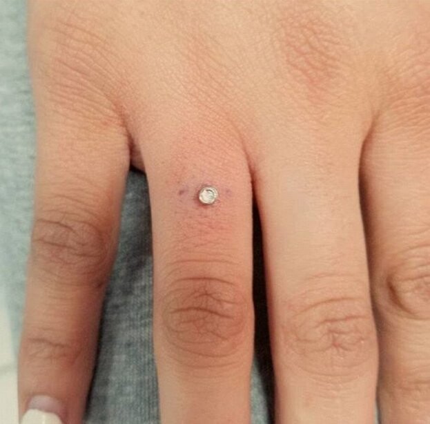 Пирсинг пальца — новый пугающий способ носить бриллианты
