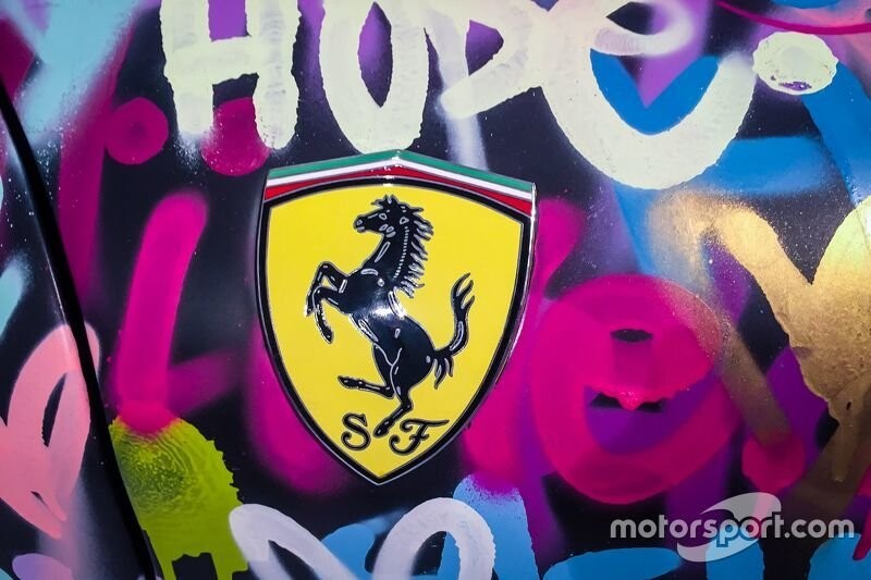  Граффити, как искусство: разукрашенный Ferrari выставят на торги